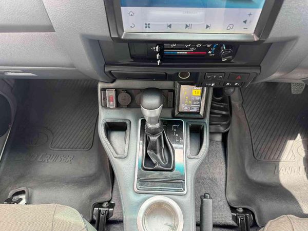 2022-Toyota-Land-Cruiser-79-45-D-70th-Edition-Single-Cab image:7