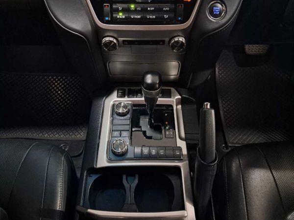2020-Toyota-Land-Cruiser-200-45-D-V8-VX-R-Auto image:14