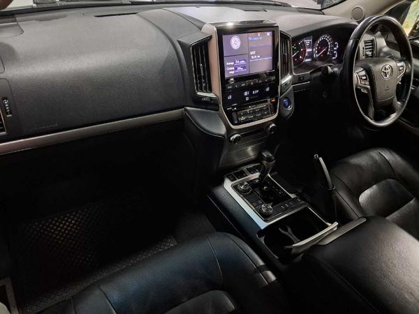 2020-Toyota-Land-Cruiser-200-45-D-V8-VX-R-Auto image:7