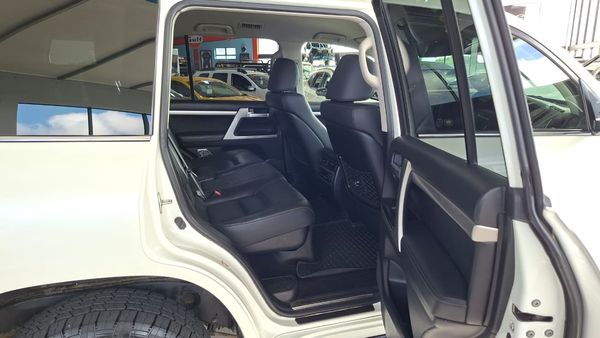 2017-Toyota-Land-Cruiser-200-45-D-V8-VX-Auto image:10