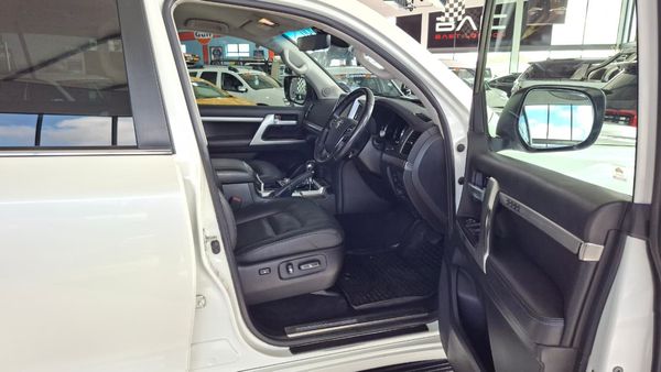 2017-Toyota-Land-Cruiser-200-45-D-V8-VX-Auto image:11