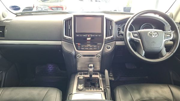 2017-Toyota-Land-Cruiser-200-45-D-V8-VX-Auto image:12