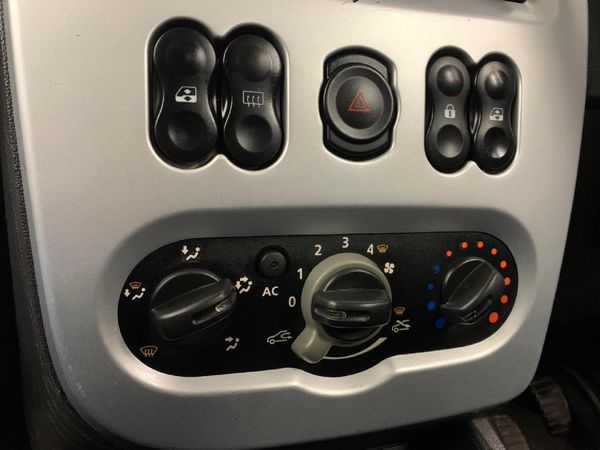 2009-Renault-Sandero-16-Expression image:18