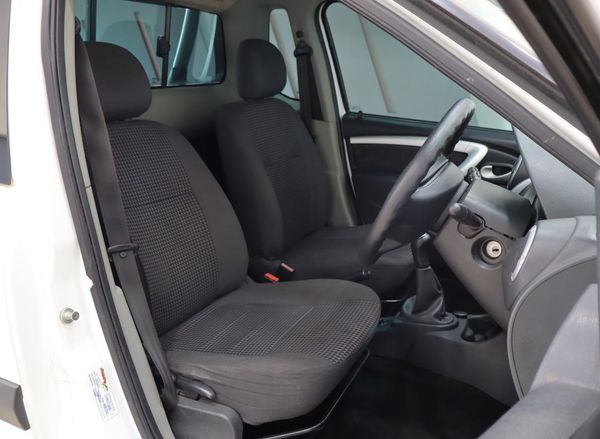 2015-Nissan-NP200-15-dCi-Safety-Pack image:13