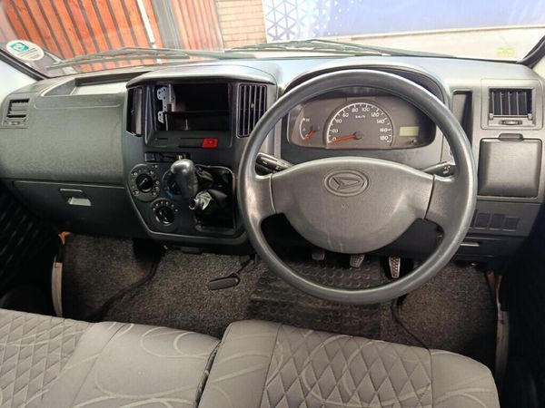 2013-Daihatsu-Gran-Max-15 image:13