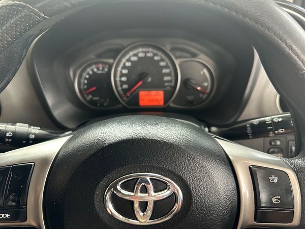 2015-Toyota-Yaris-13-5-dr image:10