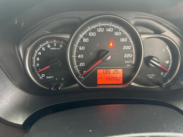 2015-Toyota-Yaris-13-5-dr image:11