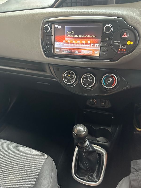 2015-Toyota-Yaris-13-5-dr image:12