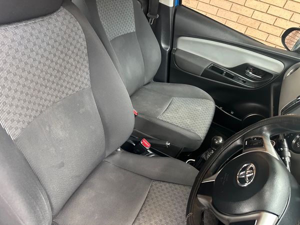 2015-Toyota-Yaris-13-5-dr image:8