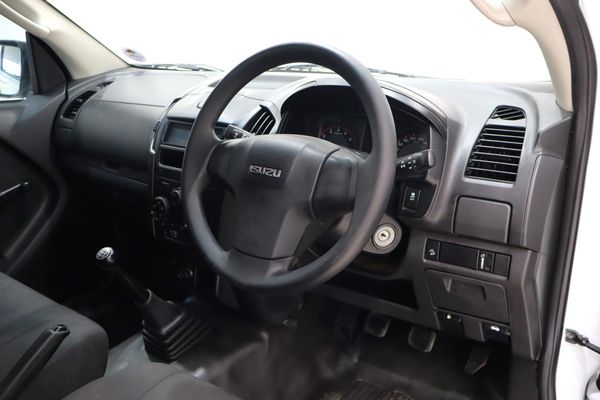 2020-Isuzu-D-Max-250-Fleetside image:5