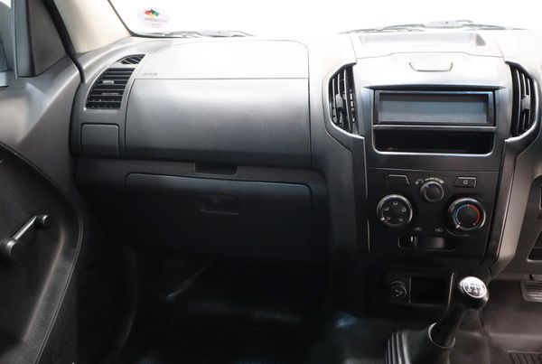 2020-Isuzu-D-Max-250-Fleetside image:6