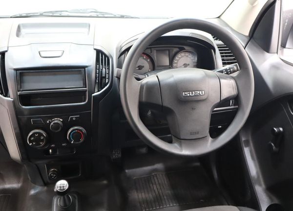 2020-Isuzu-D-Max-250-Fleetside image:7