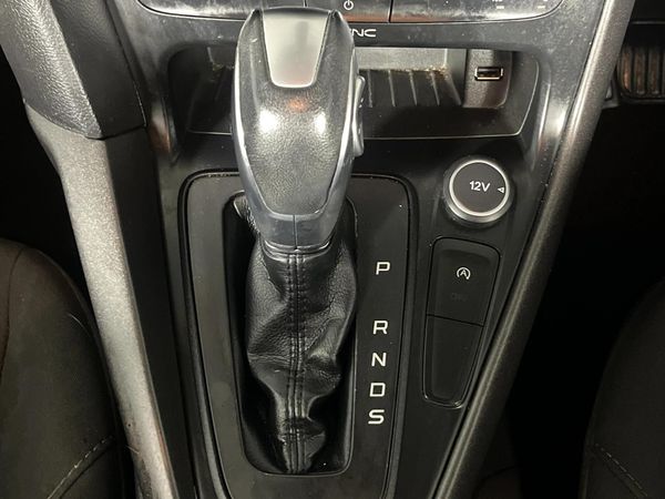 2016-Ford-Focus-10-EcoBoost-Ambiente-Auto image:10