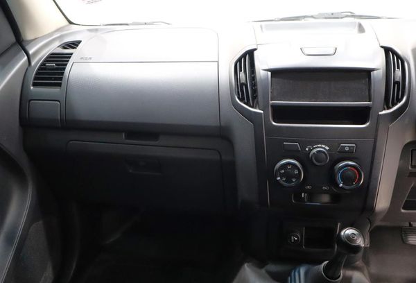 2020-Isuzu-D-Max-250-fleetside image:5