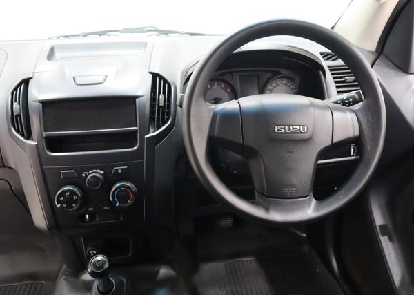 2020-Isuzu-D-Max-250-fleetside image:6