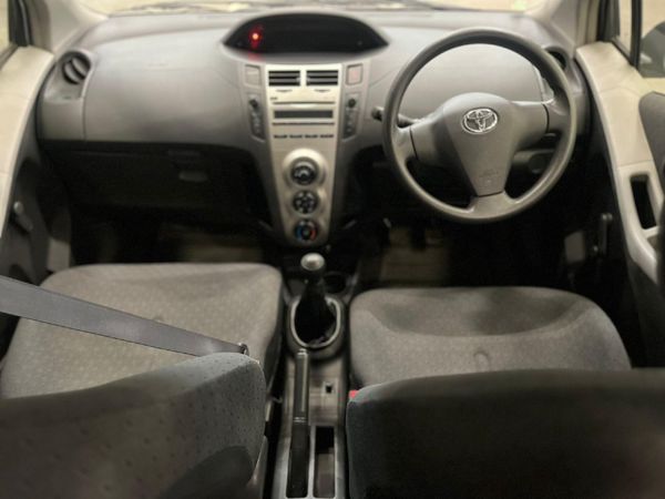 2010-Toyota-Yaris-T3-5-dr image:9