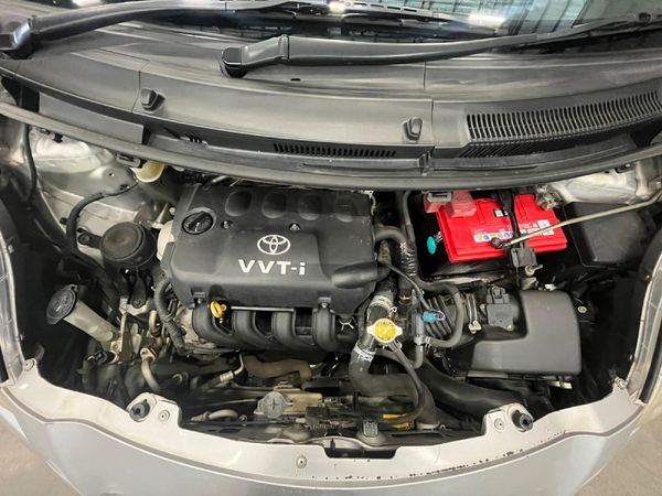 2010-Toyota-Yaris-T3-5-dr image:12