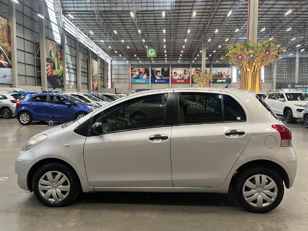 2010-Toyota-Yaris-T3-5-dr image:5