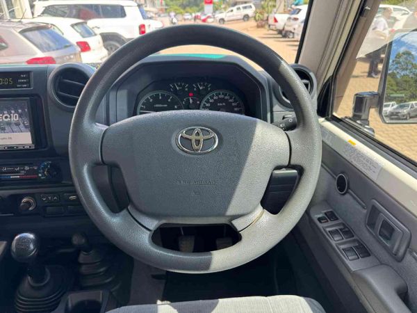 2019-Toyota-Land-Cruiser-79-45-D-Double-Cab image:9