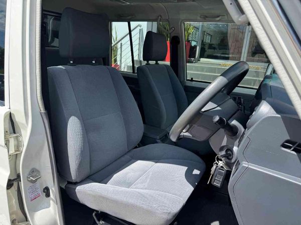 2019-Toyota-Land-Cruiser-79-45-D-Double-Cab image:10
