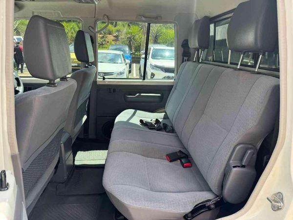2019-Toyota-Land-Cruiser-79-45-D-Double-Cab image:13