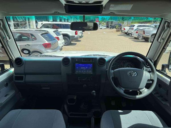 2019-Toyota-Land-Cruiser-79-45-D-Double-Cab image:5