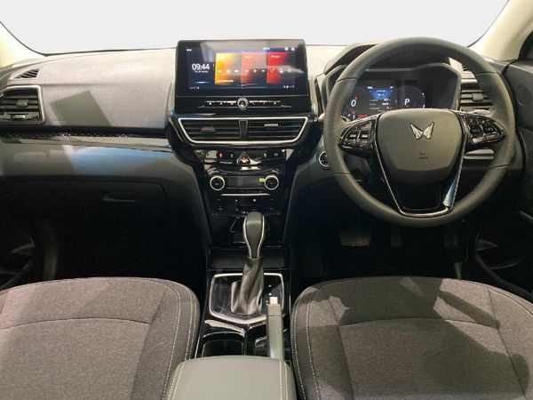 2026-Mahindra-XUV-3XO-12T-AX5-Auto image:10