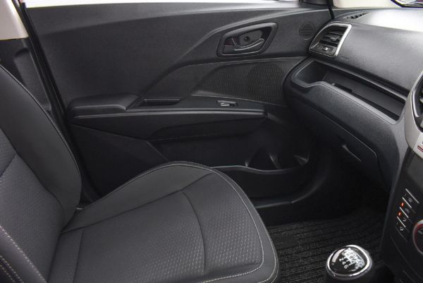 2022-Mahindra-XUV-300-15D-W6 image:10