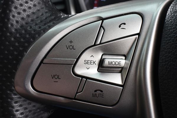 2022-Mahindra-XUV-300-15D-W6 image:15