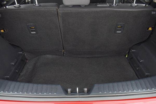 2022-Mahindra-XUV-300-15D-W6 image:18