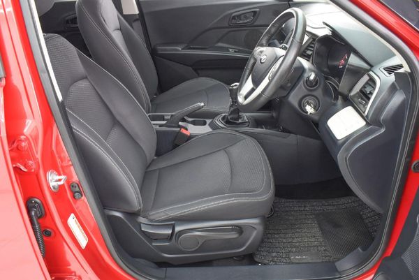 2022-Mahindra-XUV-300-15D-W6 image:5