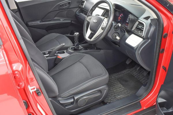 2022-Mahindra-XUV-300-15D-W6 image:6