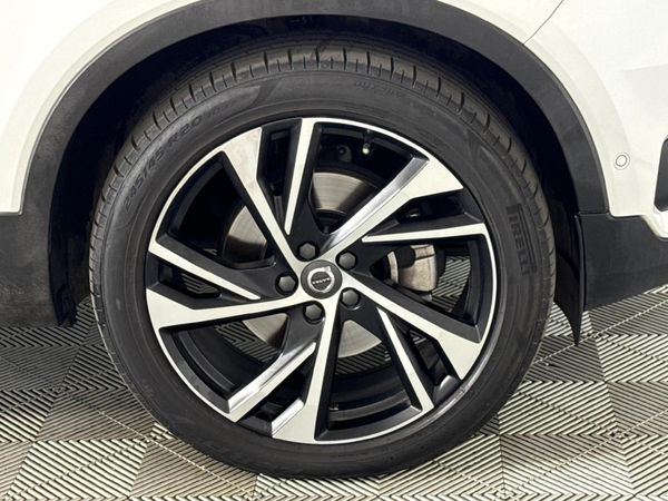 2019-Volvo-XC40-T5-R-Design-AWD image:4