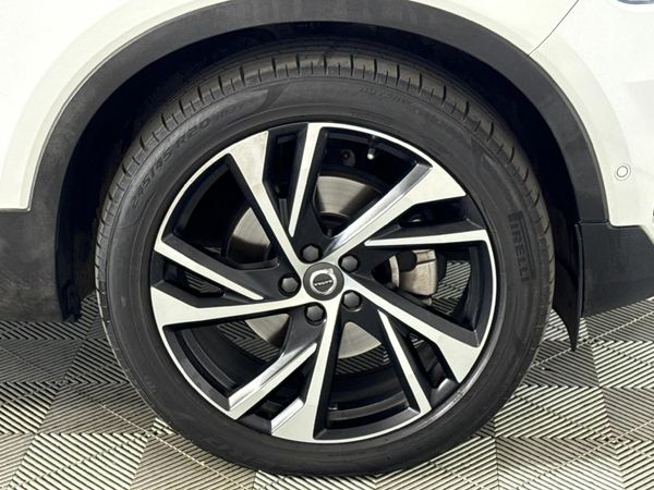 2019-Volvo-XC40-T5-R-Design-AWD image:5