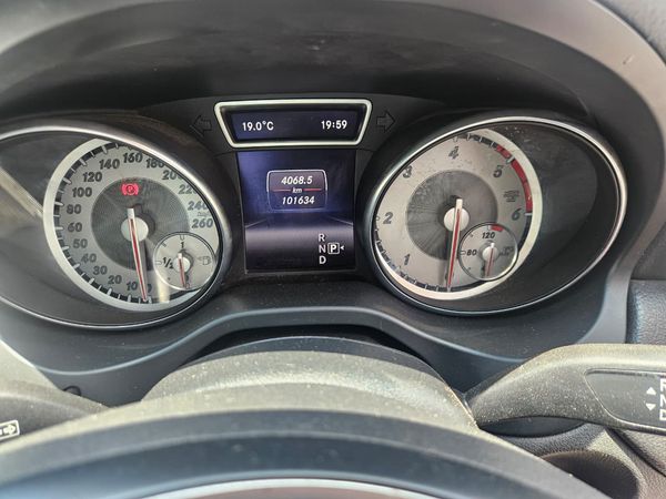 2015-Mercedes-Benz-CLA-220-CDI-Auto image:10