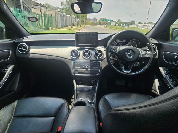 2015-Mercedes-Benz-CLA-220-CDI-Auto image:12