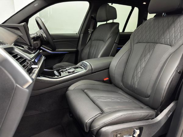 2025-BMW-X5-M60i image:15