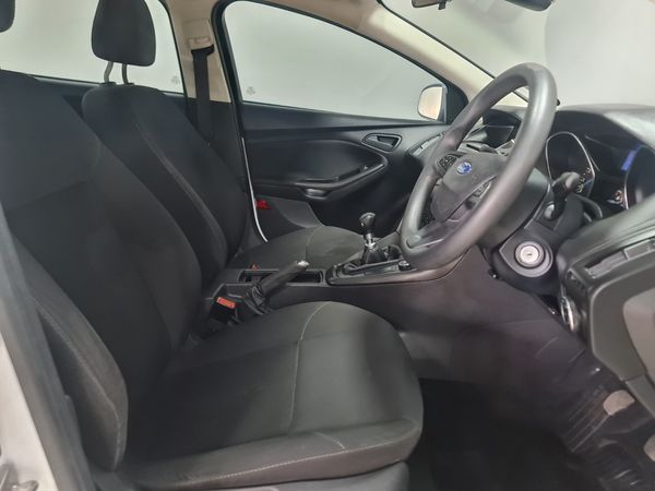 2015-Ford-Focus-10-EcoBoost-Ambiente image:12