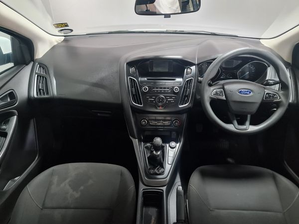 2015-Ford-Focus-10-EcoBoost-Ambiente image:13
