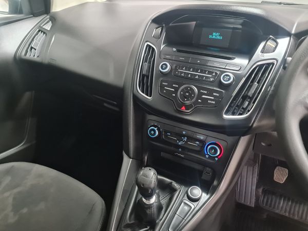 2015-Ford-Focus-10-EcoBoost-Ambiente image:14