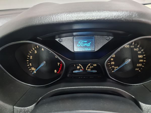 2015-Ford-Focus-10-EcoBoost-Ambiente image:15