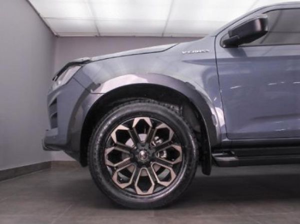 2025-Isuzu-D-Max-30-DDI-V-Cross-HR-Auto-Double-Cab image:4