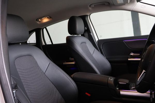 2023-Mercedes-Benz-GLA-200-Progressive-Auto image:9