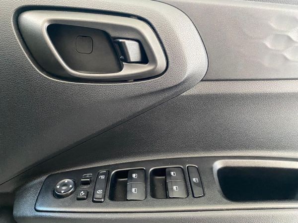 2022-Hyundai-Grand-i10-12-Fluid image:9