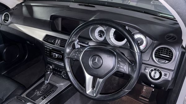 2011-Mercedes-Benz-C-Class-C-200-BE-Avantgarde-Auto image:11