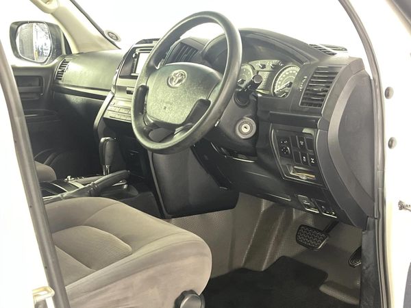 2018-Toyota-Land-Cruiser-200-45-D-V8-GX-Auto image:9