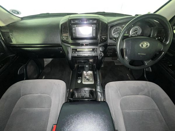 2018-Toyota-Land-Cruiser-200-45-D-V8-GX-Auto image:1