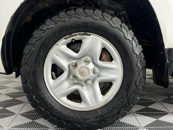 2018-Toyota-Land-Cruiser-200-45-D-V8-GX-Auto image:4