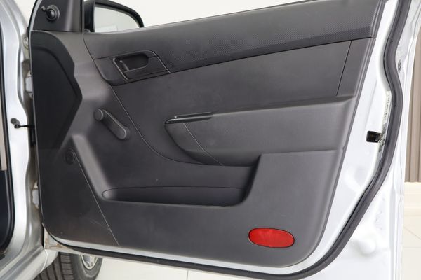 2011-Chevrolet-Aveo-16-L image:7