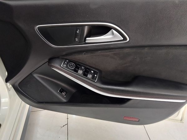 2014-Mercedes-AMG-CLA-45-AMG image:11
